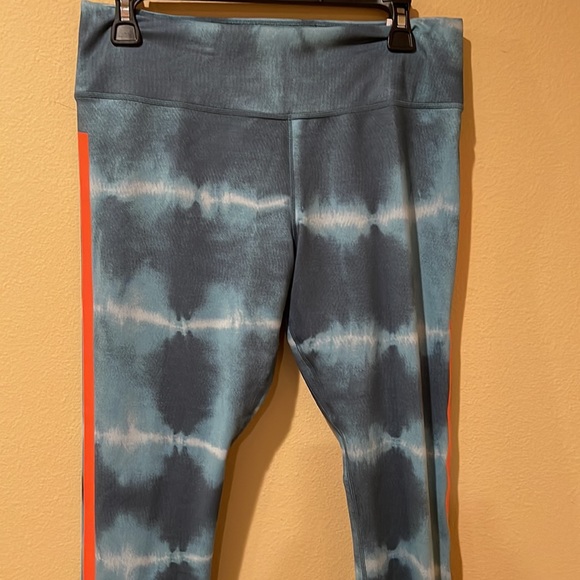 NWT Dri-FIT One Luxe Printed Leggings - Picture 3 of 3